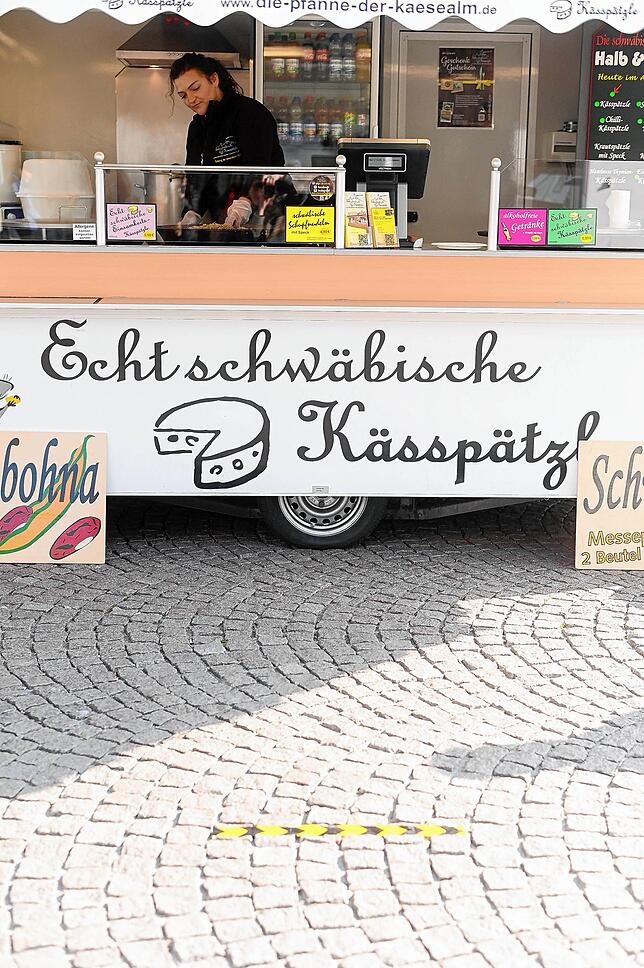 Manuela Illesch steht in diesen Tagen und Wochen selbst am Stand. Das gelbschwarze Klebeband soll die Kundschaft an den Mindestabstand ...