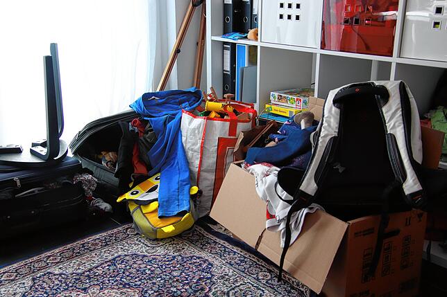 Zum wenigen Gepäck im Arbeitszimmer haben sich Spenden gesellt. Freunde und Bekannte haben Kleidung und Spielsachen vorbeigebracht.