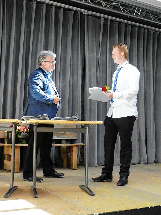 Bild 28: In der Aula des Gymnasiums wurden den 65 Abiturienten feierlich ihre Zeugnisse überreicht