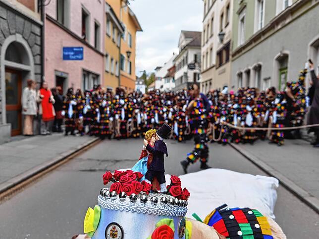 Die frisch vermählten Narreneltern hatten ihre Hochzeitstorte im Schlepptau.