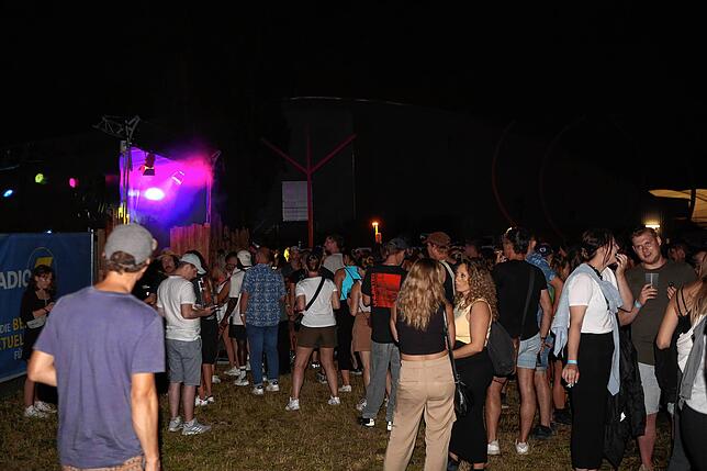 Bild 8: Elektro-Fans versammeln sich am See: Klein Venedig wird am Samstagabend zur Freiluftparty