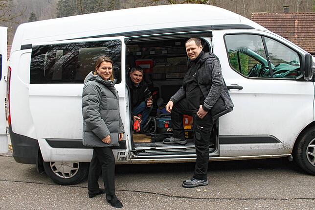 Maryna und Stanislav Bogdan (von links) sind mit ihrem speziellen Transporter, der für die Arbeit mit Wärmepumpen ausgelegt ist, aus der ...