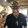 Übereifrig: Jochen Seipp und seine goldene Hein-Blöd-Trophäe für etwas vorschnelle Einladungen.