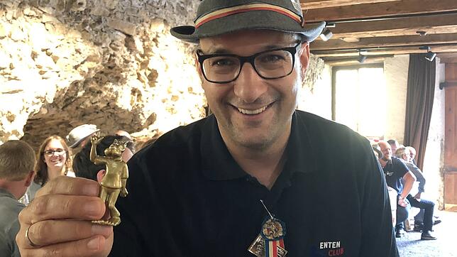 Übereifrig: Jochen Seipp und seine goldene Hein-Blöd-Trophäe für etwas vorschnelle Einladungen.