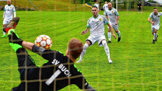 Nichts verlernt: Torwarttrainer Simon Eckert vertrat den erkrankten Jannik Strittmatter beim 2:2 des SV Buch gegen den SV Herten. Mit ...