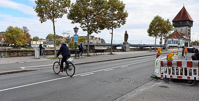 Die Gehwege am Rheinsteig wurden im Zuge des Straßenumbaus im Jahr 2018 bereits abgesenkt. Damit Fußgänger hier sicher über die Straße ...