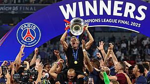 Trainer Luis Enrique von Paris jubelt mit dem Champions League Pokal über den Sieg im Finale.