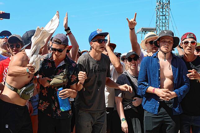 Bild 19: Moshpit und Feierlaune vor den Bühnen: Das sind die besten Southside-Bilder aus den ersten Reihen