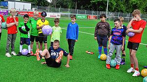 Auch einige der 30 jungen Teilnehmer beim zweitägigen Freestyle-Camp in Blumberg haben schon Tricks mit dem Fußball drauf.