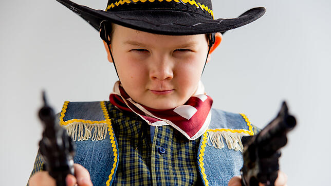 Hände hoch! Wer sich an der Fasnet als Cowboy verkleidet, der braucht auch eine Pistole. Das gehört zum Kostüm. Aber sind Waffen dabei ...