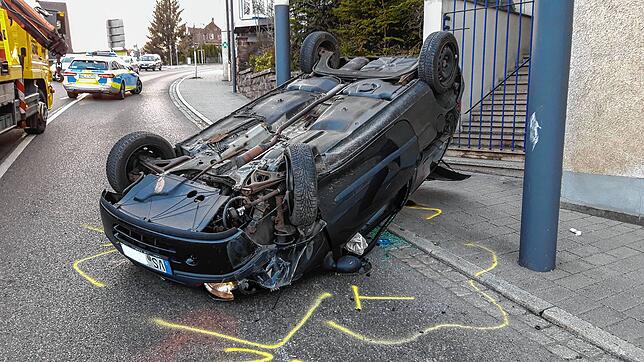 Das Auto liegt nach dem Unfall auf dem Dach.