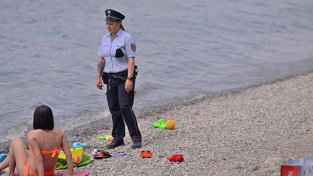 Ohne persönliche Ansprache, hier durch Ordnungshüterin Stefanie Gerstner, leert sich in Sipplingen der zwischen 11 und 17 Uhr gesperrte ...