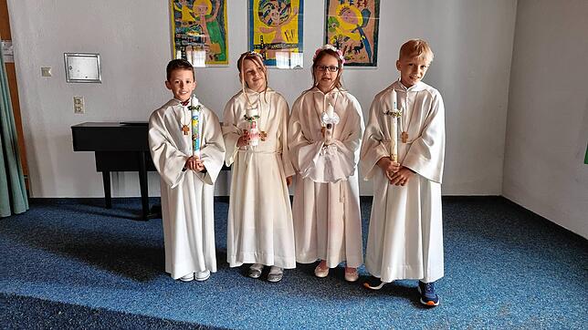 Ihren weißen Sonntag feierten in Kirchen-Hausen von links Jonas Horn, Maya Schölzel, Dana Laube (Aulfingen) und Kieran Elsässer. Die ...
