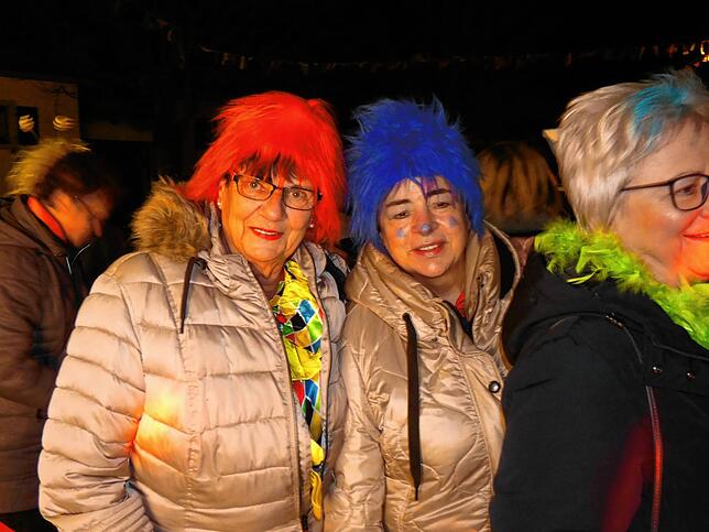 Bild 29: So bunt war die Wiiberfasnacht in Jestetten im Saal unter der Kirche St. Benedikt