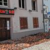 Aufräumarbeiten in der Geberstraße. An den Türen der Häuser eine hängt eine dreiseitige amtliche Allgemeinverfügung: Die Gebäude dürfen ...