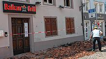 Aufräumarbeiten in der Geberstraße. An den Türen der Häuser eine hängt eine dreiseitige amtliche Allgemeinverfügung: Die Gebäude dürfen ...