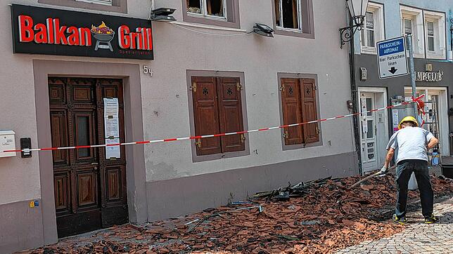 Aufräumarbeiten in der Geberstraße. An den Türen der Häuser eine hängt eine dreiseitige amtliche Allgemeinverfügung: Die Gebäude dürfen ...