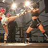 Kristin Schwer vom Muay Thai Gym Mendez aus Überlingen (links) im Kampf gegen die Schweizerin Shana Hegglin, den sie bei der sechsten ...