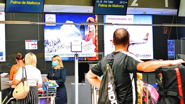 Viel los am Bodensee-Airport in Friedrichshafen: Diese Reisenden fliegen nach Mallorca &ndash; obwohl die Insel als Risikogebiet zählt.