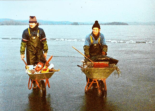 Fischer Albin Lang (links) mit seinem Vater auf dem zugefrorenen Untersee im Jahr 1987. Im Hintergrund das aufgesägte Eis, durch das die ...