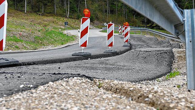 Die Sanierung des beschädigten L 170-Abschnitts zwischen dem Abzweig 6516 nach Boll und der B 315 wird auf Spätsommer/Herbst verschoben. ...