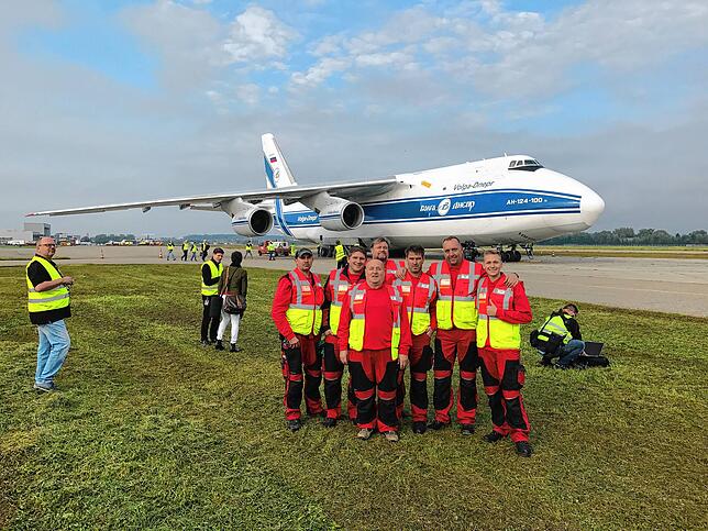Die halbe Broziat-Belegschaft war beim Ausladen des Transportflugzeugs vom Typ „Antonow“ (im Hintergrund) beteiligt.