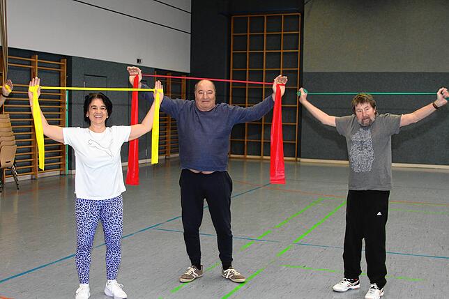 Die Chefin macht&lsquo;s vor: Übungsleiterin Carmen Henss mit Othmar Florian (Mitte) und Ulrich Stein.