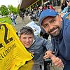 Lenny mit TSV-Manager Sigi Özcan (rechts) und dem Trikot von Fußballstar Jude Bellingham.