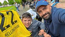 Lenny mit TSV-Manager Sigi Özcan (rechts) und dem Trikot von Fußballstar Jude Bellingham.