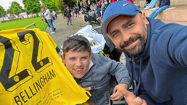 Lenny mit TSV-Manager Sigi Özcan (rechts) und dem Trikot von Fußballstar Jude Bellingham.