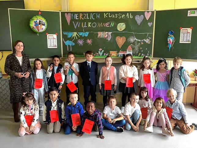 Auch die Erstklässler aus der Klasse 1b der Sonnenrainschule Radolfzell haben sich mit Klassenlehrerin Ute Staib zu einem ersten ...