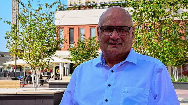 Bürgermeister Michael Rieger auf dem neuen Marktplatz.