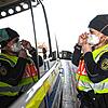 Eine Bundespolizistin zieht sich am Grenzübergang zur Schweiz vor einer Kontrolle eine Atemmaske auf. In der Coronavirus-Krise führt ...