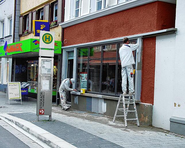 Malerarbeiten an der Front im September 2002.