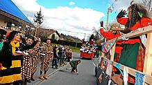 Wagenfasnet der Bitzenhofener in der Teuringer Ortsmitte: Kontaktfrei bis auf den Austausch geistiger Erfrischungen und Süßwaren.