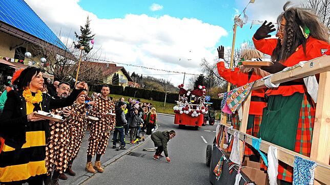 Wagenfasnet der Bitzenhofener in der Teuringer Ortsmitte: Kontaktfrei bis auf den Austausch geistiger Erfrischungen und Süßwaren.
