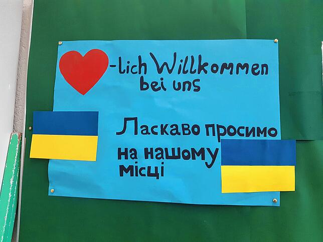 Ein Schild auf Deutsch und Ukrainisch &ndash; um die Kinder willkommen zu heißen.