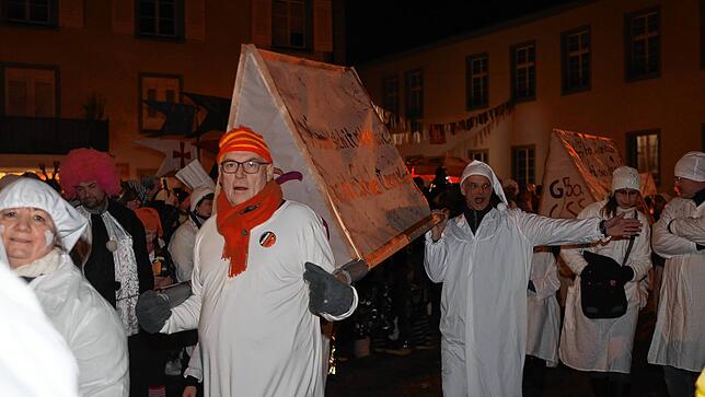 Bild 23: Schmotziger Dunschtig: Ho Narro! Im Schlafgewand geht&lsquo;s durch die Altstadt