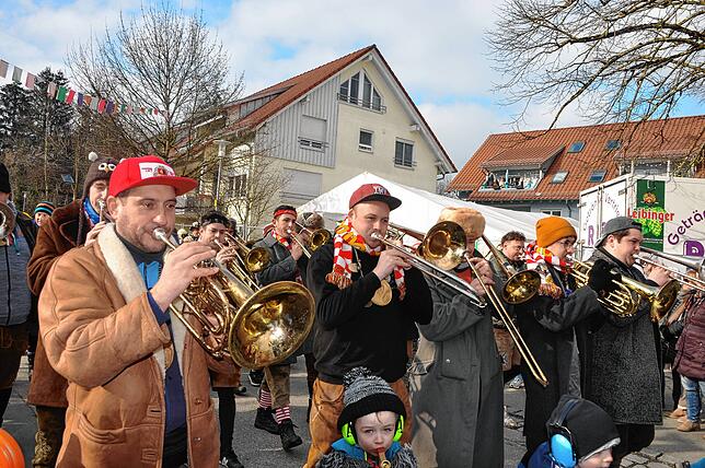 Bild 9: Narrenzunft Bitzenhofen trommelt unzählige Menschen am Festplatz in Bitzenhofen zusammen - das sind die Bilder