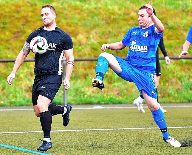 Rettung in letzter Sekunde: Tom Wihler (rechts) stoppt Johannes Baumgartner von der SG FC Wehr/Brennet.