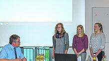 Bürgermeister Bernd Gombold (links) zeigte sich von der Recherchearbeit von Laura Bücheler, Sophia Leupold und Maren Stroppel beeindruckt.