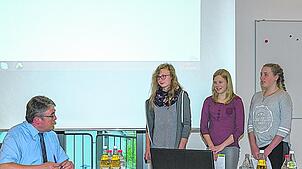 Bürgermeister Bernd Gombold (links) zeigte sich von der Recherchearbeit von Laura Bücheler, Sophia Leupold und Maren Stroppel beeindruckt.