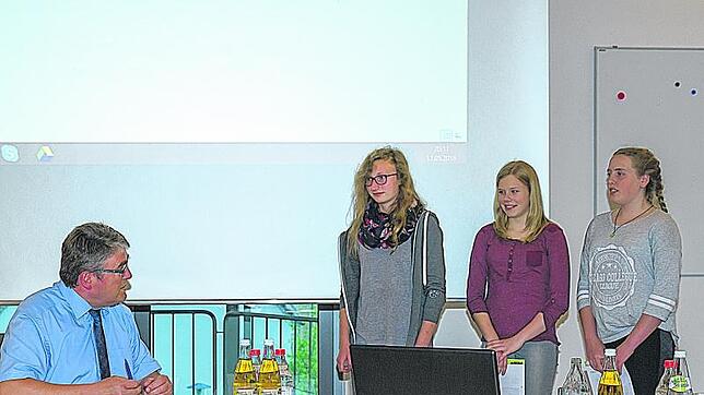 Bürgermeister Bernd Gombold (links) zeigte sich von der Recherchearbeit von Laura Bücheler, Sophia Leupold und Maren Stroppel beeindruckt.