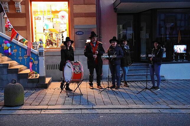 Bild 9: Eine besondere Stockacher Fasnacht 2021 geht zu Ende: Im kleinen Kreis wurde sie zu Grabe getragen