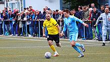 Der Spitzenreiter FC Öhningen-Gaienhofen (links Steffen Drochula) und der Tabellenzweite ESV Südstern Singen (Markus Schafhäutle) werden ...