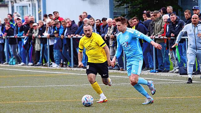 Der Spitzenreiter FC Öhningen-Gaienhofen (links Steffen Drochula) und der Tabellenzweite ESV Südstern Singen (Markus Schafhäutle) werden ...