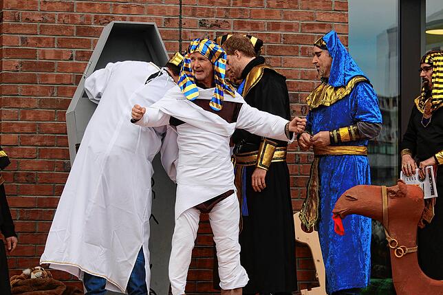 Bild 4: Rathaussturm Salem: Pharao Manfred Härle ist abgesetzt