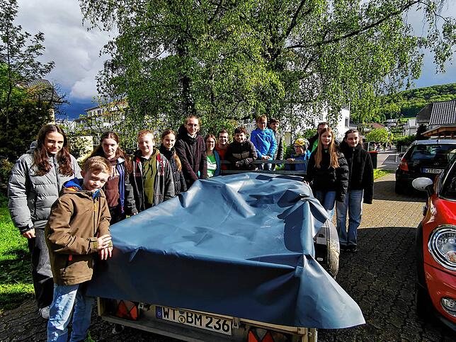 Die Ministranten aus Wallbach und Obersäckingen sammelten für den Tafelladen in Bad Säckingen Lebensmittel. Hier stehen sie um einen mit ...