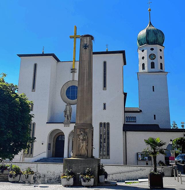 Auf dem Kriegerdenkmal in Stockach befindet sich ein Storchennest.