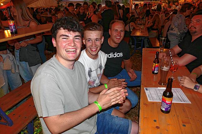 Bild 20: Auf der Kuppe des Bergs geht am zweiten Festtag mit einem „Gehörsturz“ aus Tirol die Party ab!